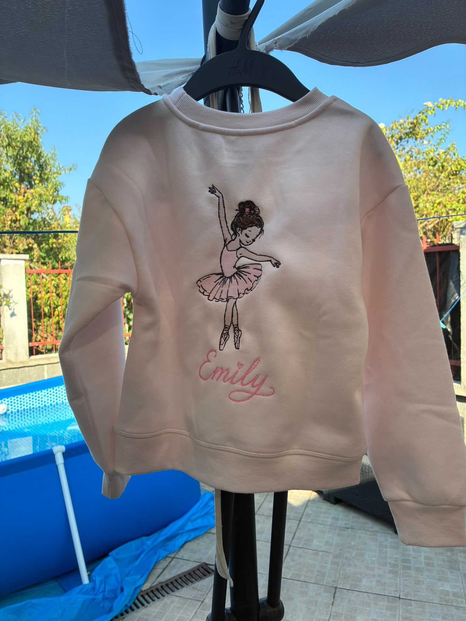 Felpa rosa con la ballerina Emily ricamata