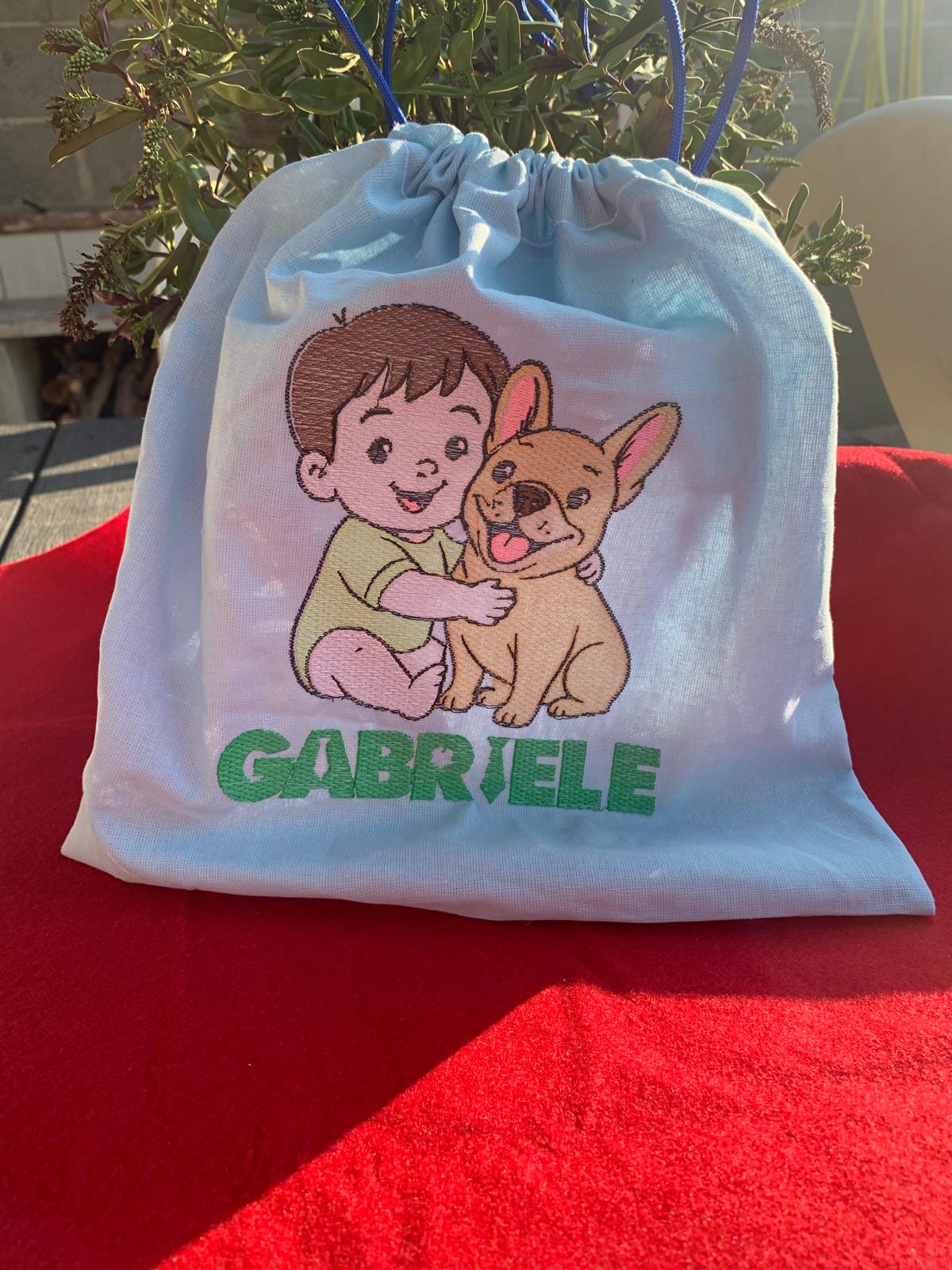 Sacca personalizzata con bambino e cagnolino ricamati, nome Gabriele