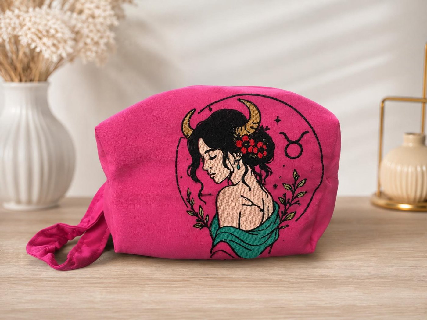 Pochette rosa con illustrazione del segno zodiacale Toro