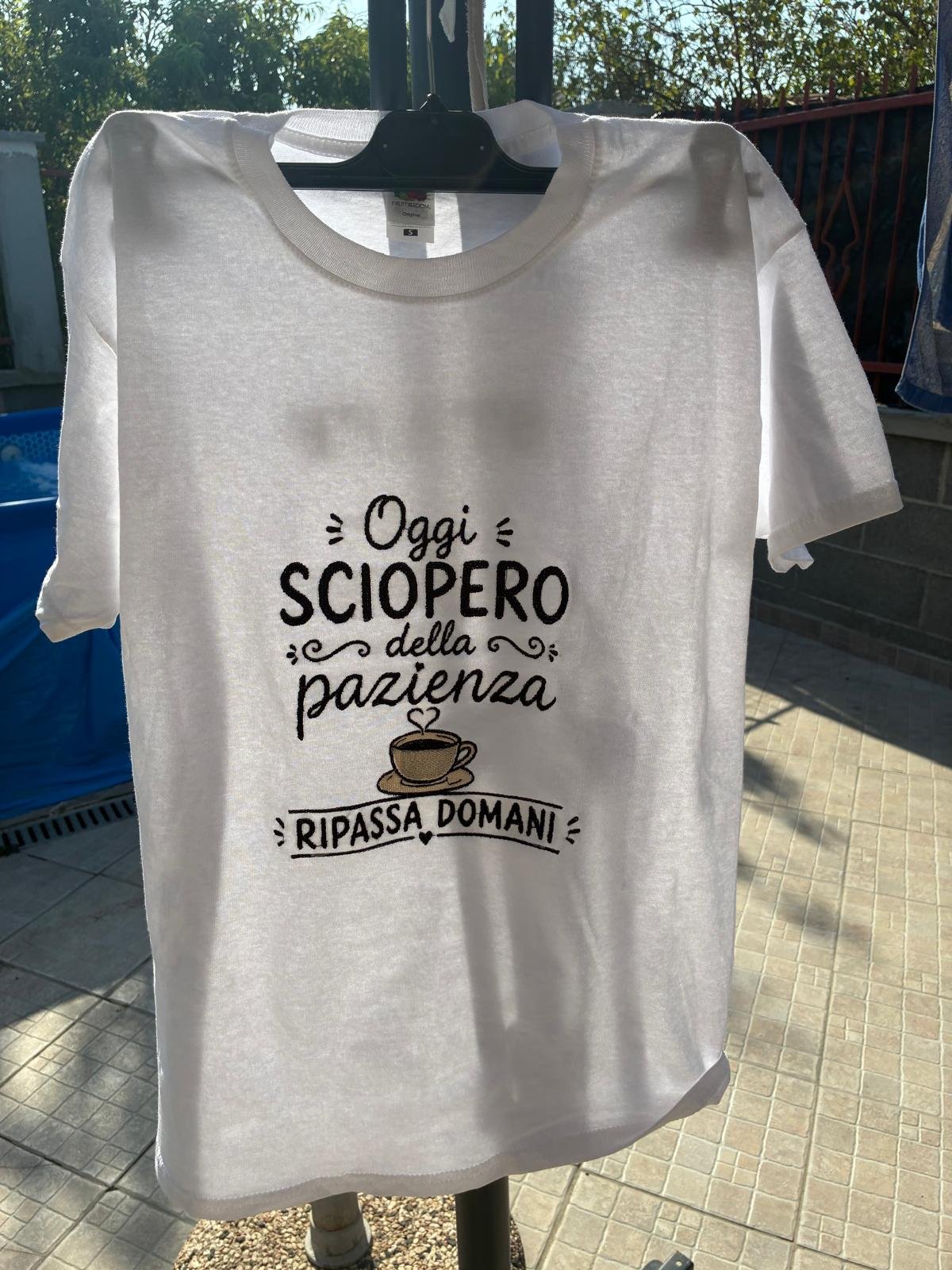 T-shirt con scritta ricamata 'Oggi sciopero della pazienza'